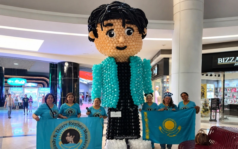 Dears unveil Dimash Qudaibergen's 4.5-meter balloon sculpture in Mexico