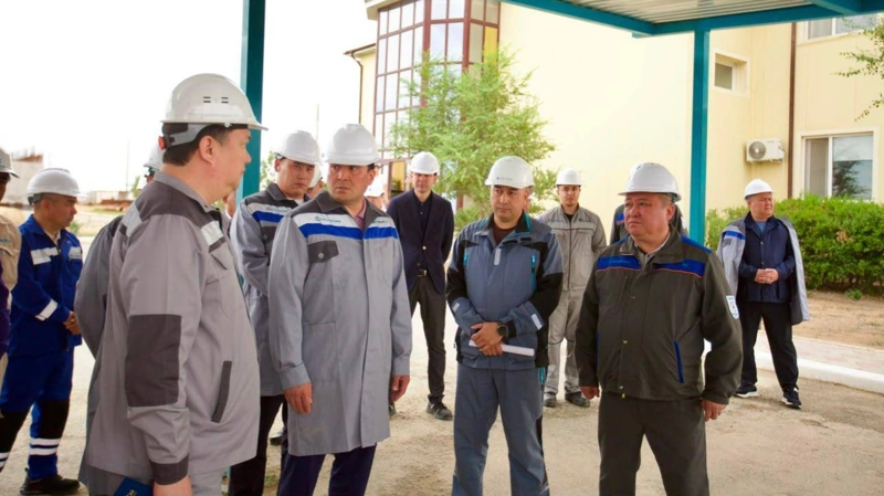 Министр энергетики Республики Казахстан и рабочие