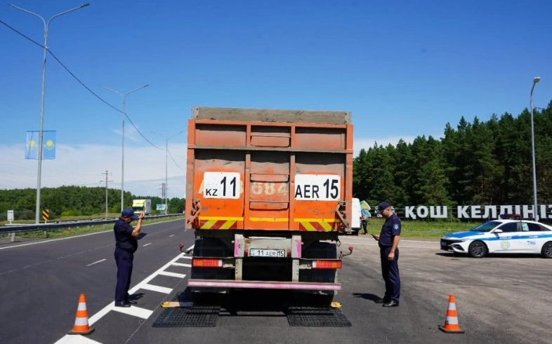 Петропавлға кіре берісте үш күн бойы 30 шақты жүк көлігі қаңтарылып тұрды