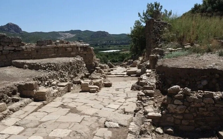 2,000-year-old street unearthed in ancient city on Türkiye's Mediterranean coast