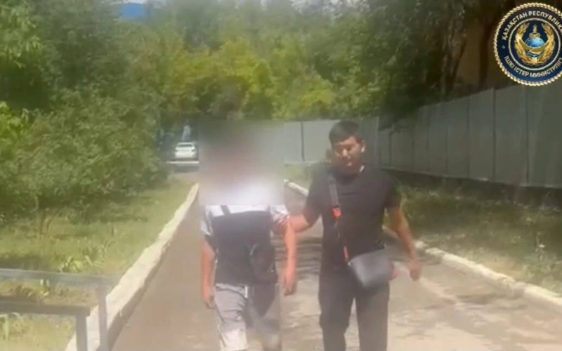 Қарағандыда қарақшылық шабуыл мен ұрлық жасаған ер адам ұсталды