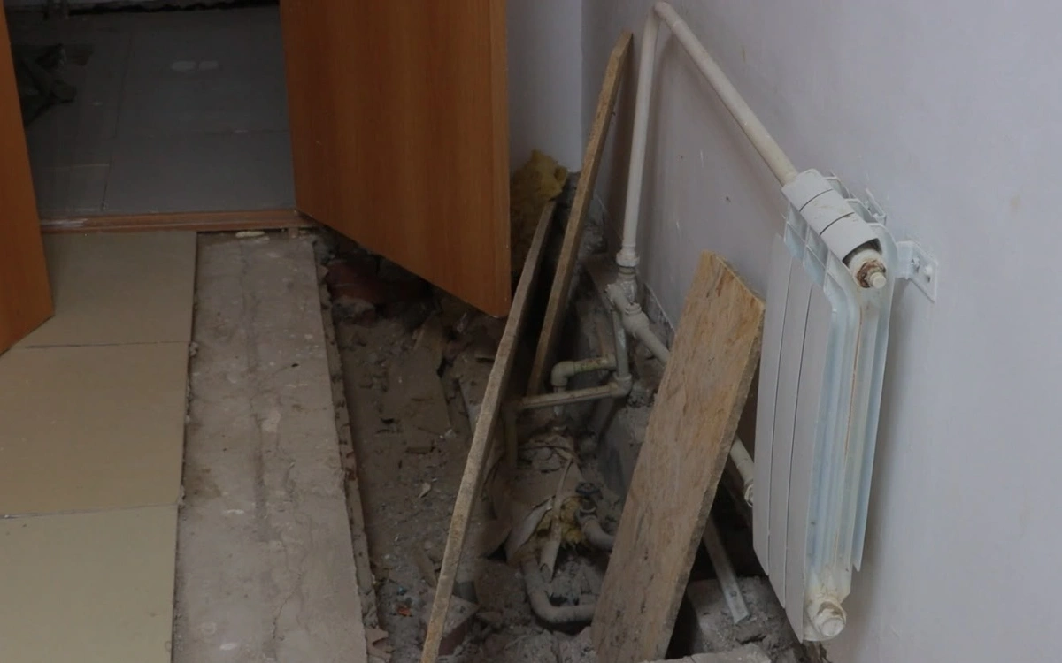 Атырауда тышқан қаптап, төбесінен су кеткен мектептің жөндеуі тағы да кейінге қалды