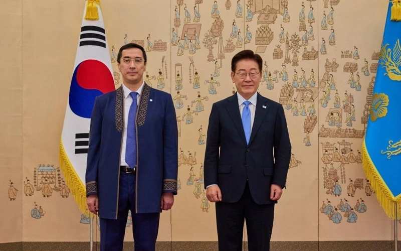 Strategic ties: Kazakh envoy presents credentials to S. Korean President Lee