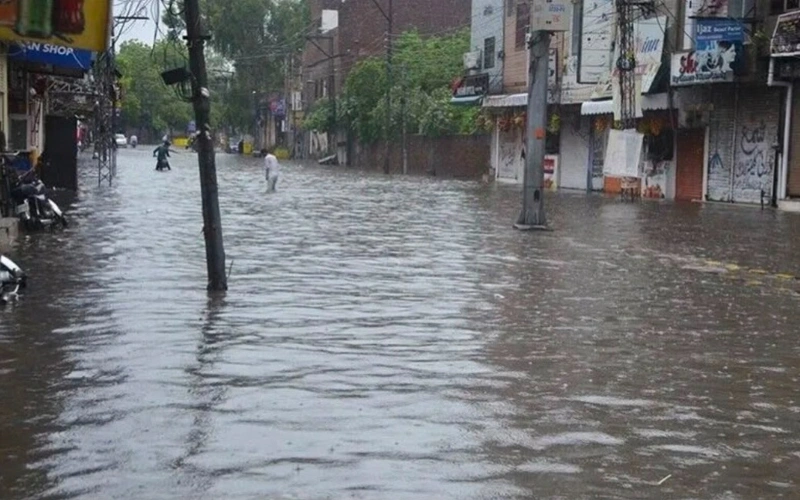 Проливные дожди в Пакистане унесли жизни 13 человек, десятки пострадали