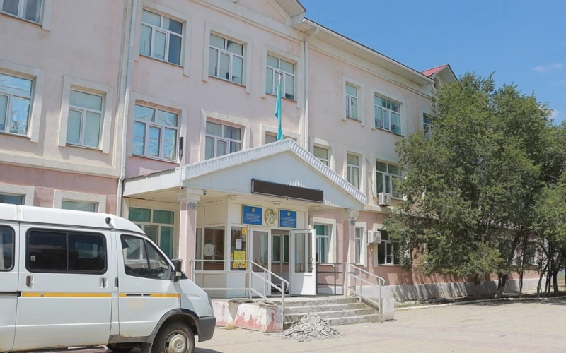 Атырауда тышқан қаптап, төбесінен су кеткен мектептің жөндеуі тағы да кейінге қалды