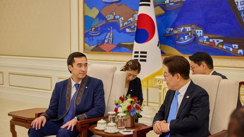 Strategic ties: Kazakh envoy presents credentials to S. Korean President Lee Strategic ties: Kazakh envoy presents credentials to S. Korean President Lee