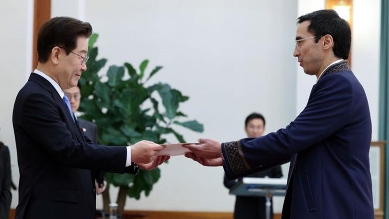 Strategic ties: Kazakh envoy presents credentials to S. Korean President Lee Strategic ties: Kazakh envoy presents credentials to S. Korean President Lee