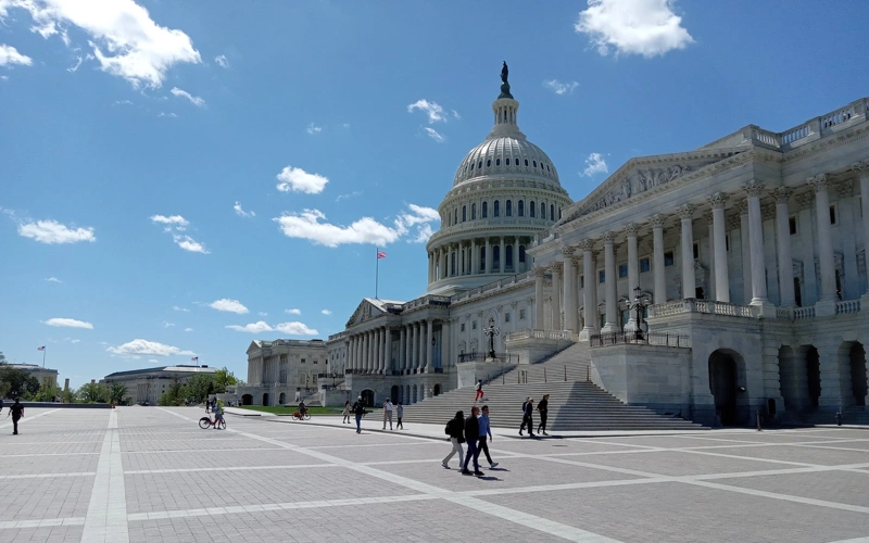 Конгрессменам США ограничат торговлю акциями