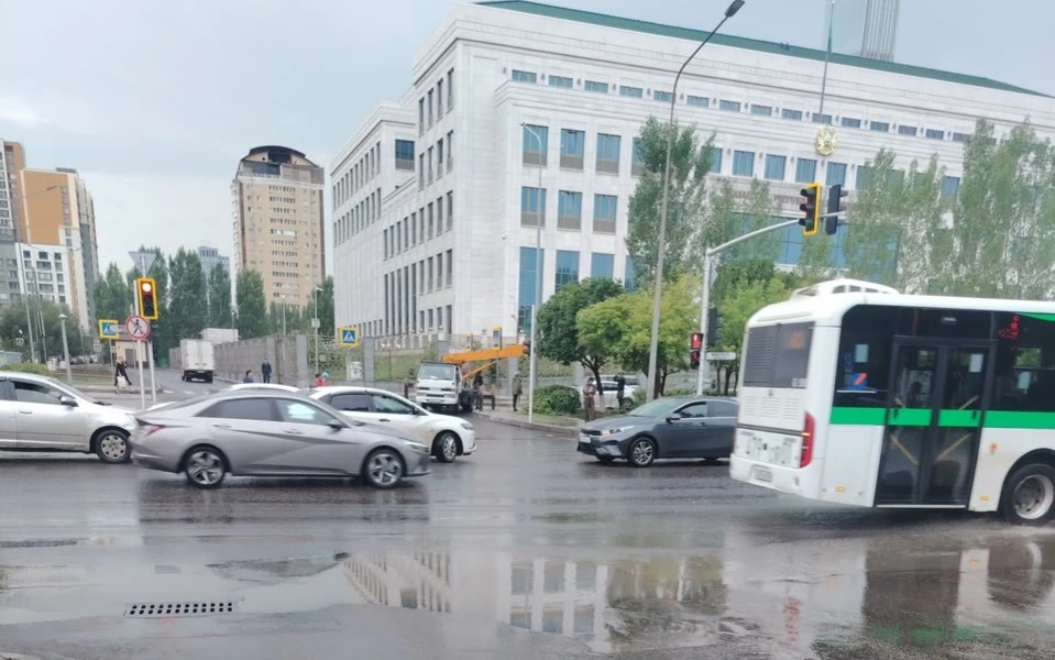 Астана көшелерін су басты: су сору жұмыстары қалай жүріп жатыр