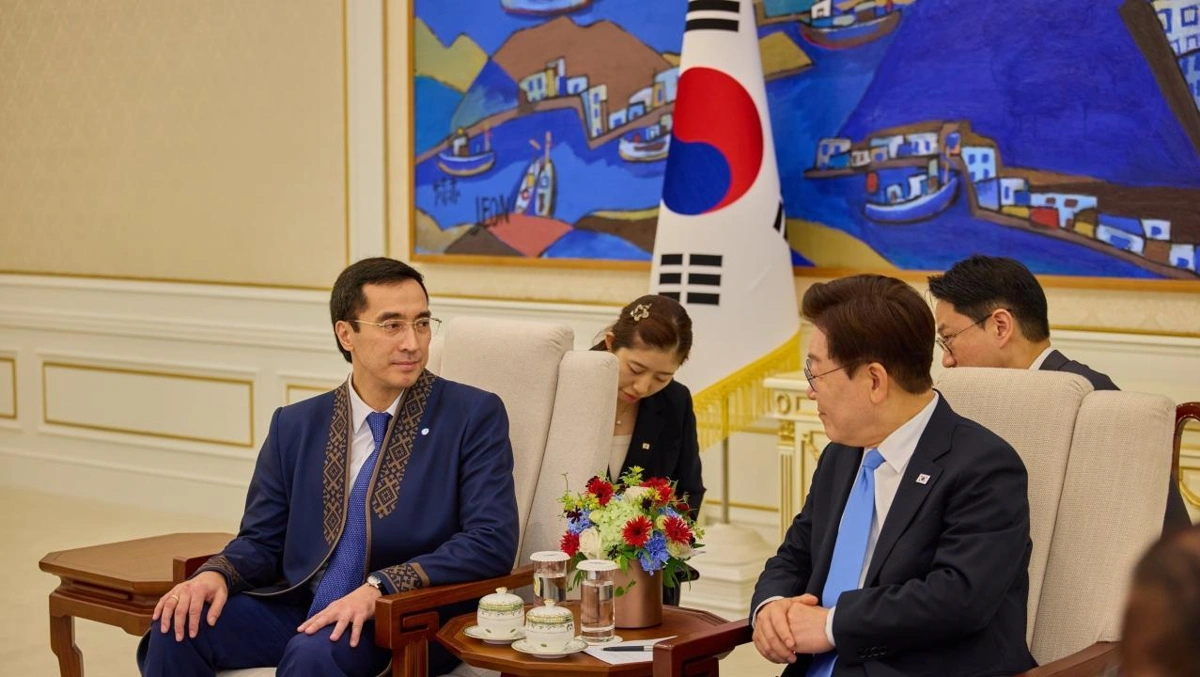 哈萨克斯坦大使向韩国总统李在明递交国书