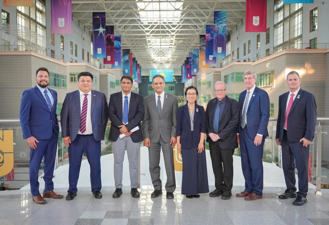 亚利桑那大学校长访问纳扎尔巴耶夫大学