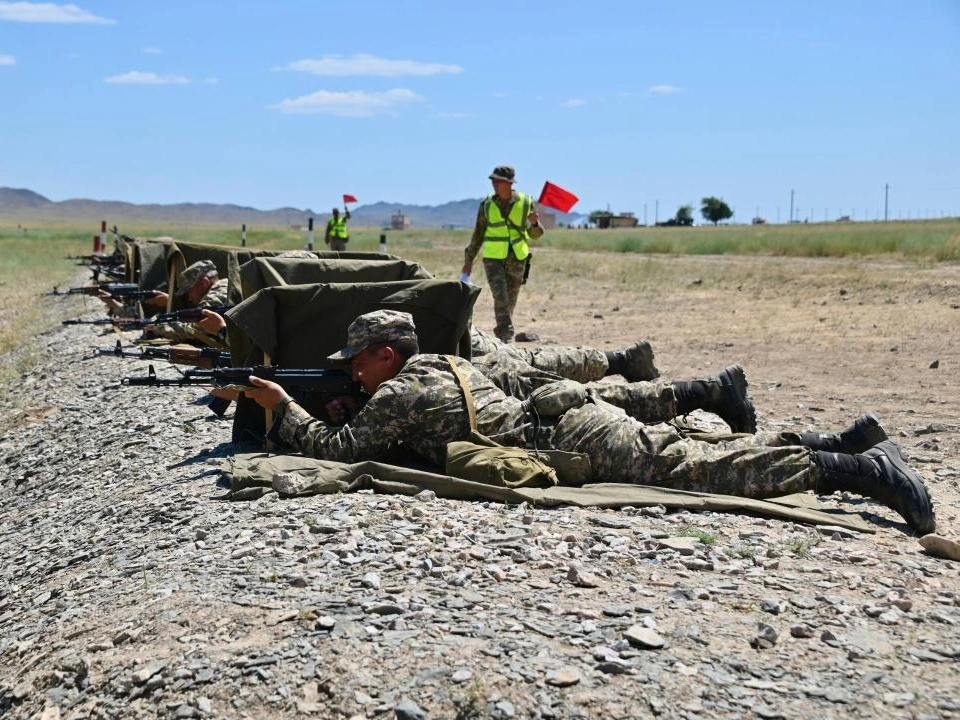 Свыше 200 военнообязанных совершенствуют навыки владения оружием в Жамбылской области