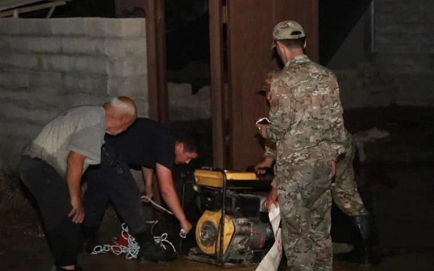Сарыағашта нөсер жауыннан кейін үйлерге су кірді 