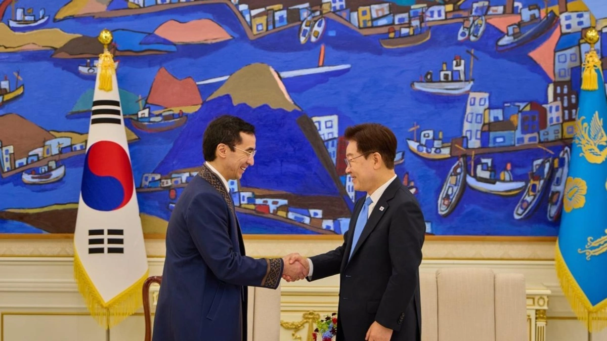 哈萨克斯坦大使向韩国总统李在明递交国书