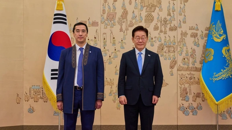 哈萨克斯坦大使向韩国总统李在明递交国书