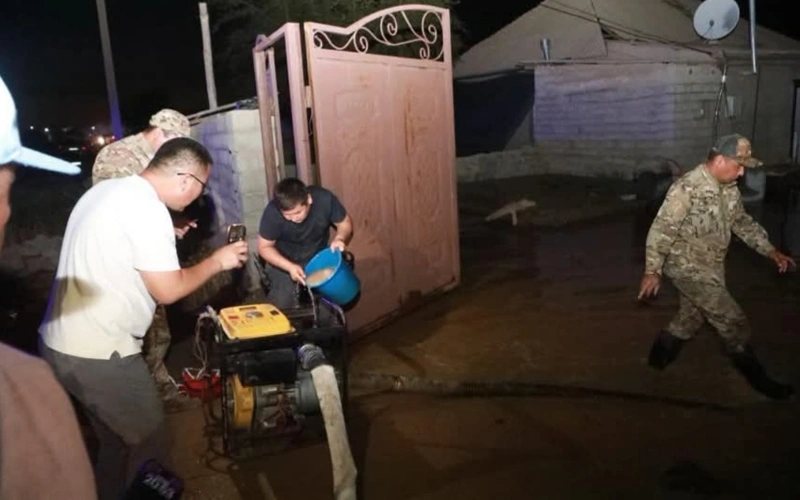 Сарыағашта нөсер жауыннан кейін үйлерге су кірді