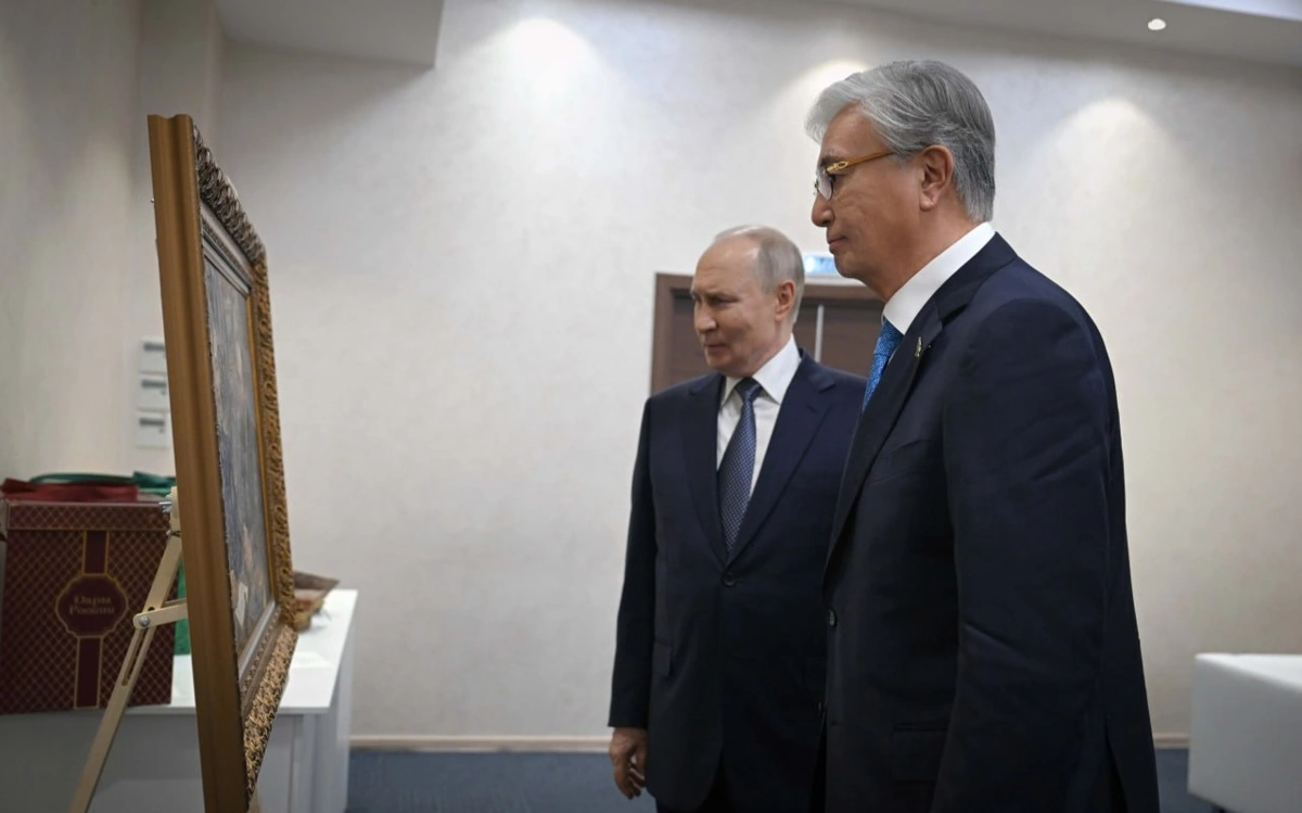 Токаев подарил Путину картину с изображением Шокана Уалиханова и Федора Достоевского