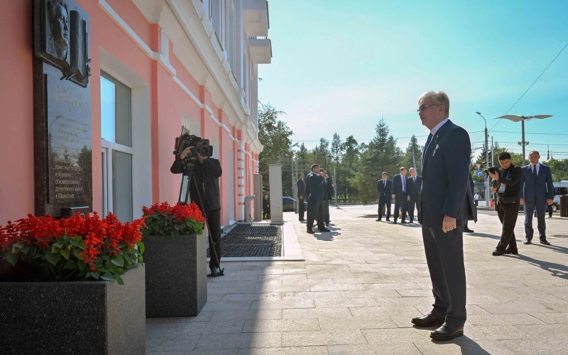 Токаев возложил цветы у мемориальной доски Кемелю Токаеву