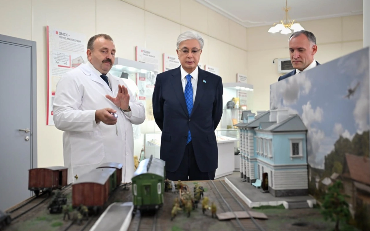 Президент майдангер Кемел Тоқаевқа арналған ескерткіш тақтаға гүл шоғын қойды