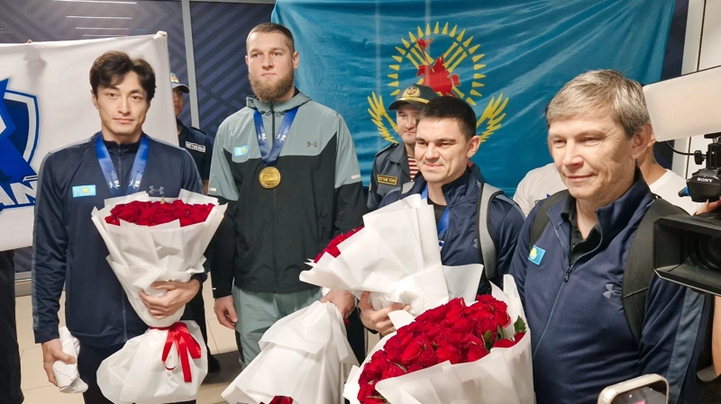 Семсерлесуден алғаш рет әлем чемпионы атанған Қазақстан ерлер құрамасы елге оралды