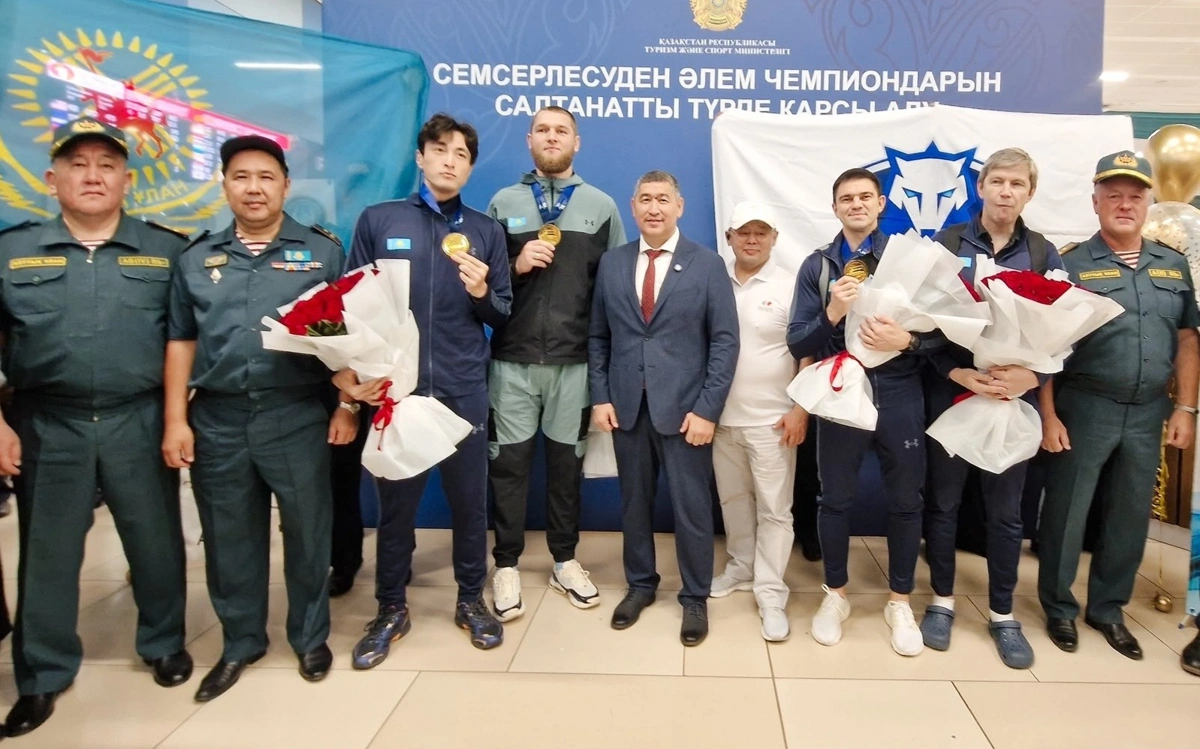 Семсерлесуден алғаш рет әлем чемпионы атанған Қазақстан ерлер құрамасы елге оралды