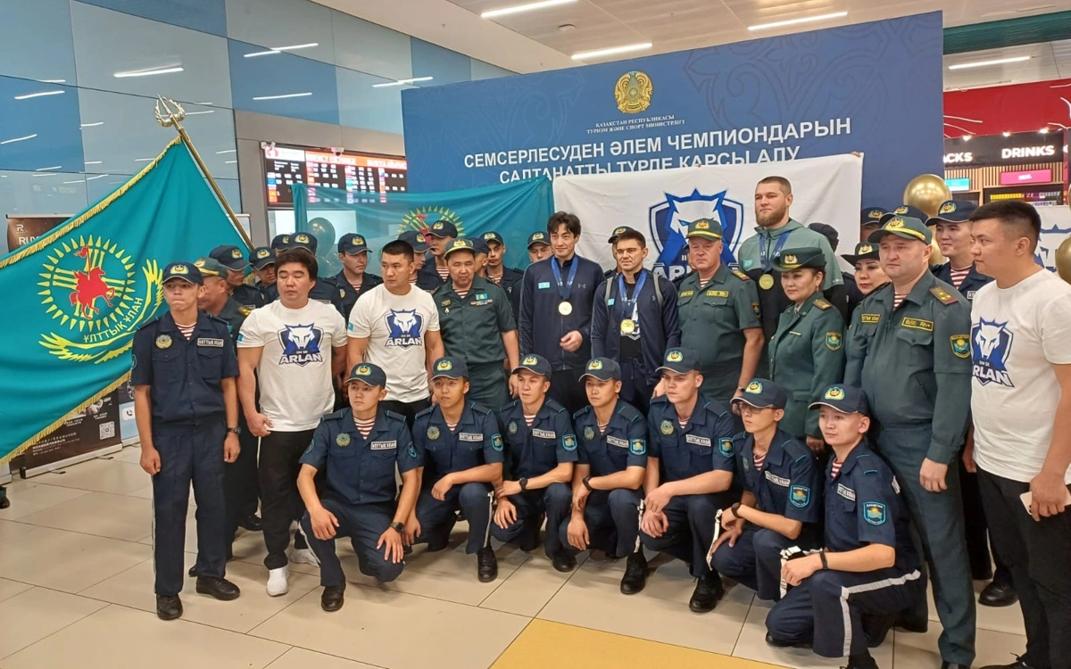 Казахстанцы-чемпионы мира по фехтованию вернулись на родину