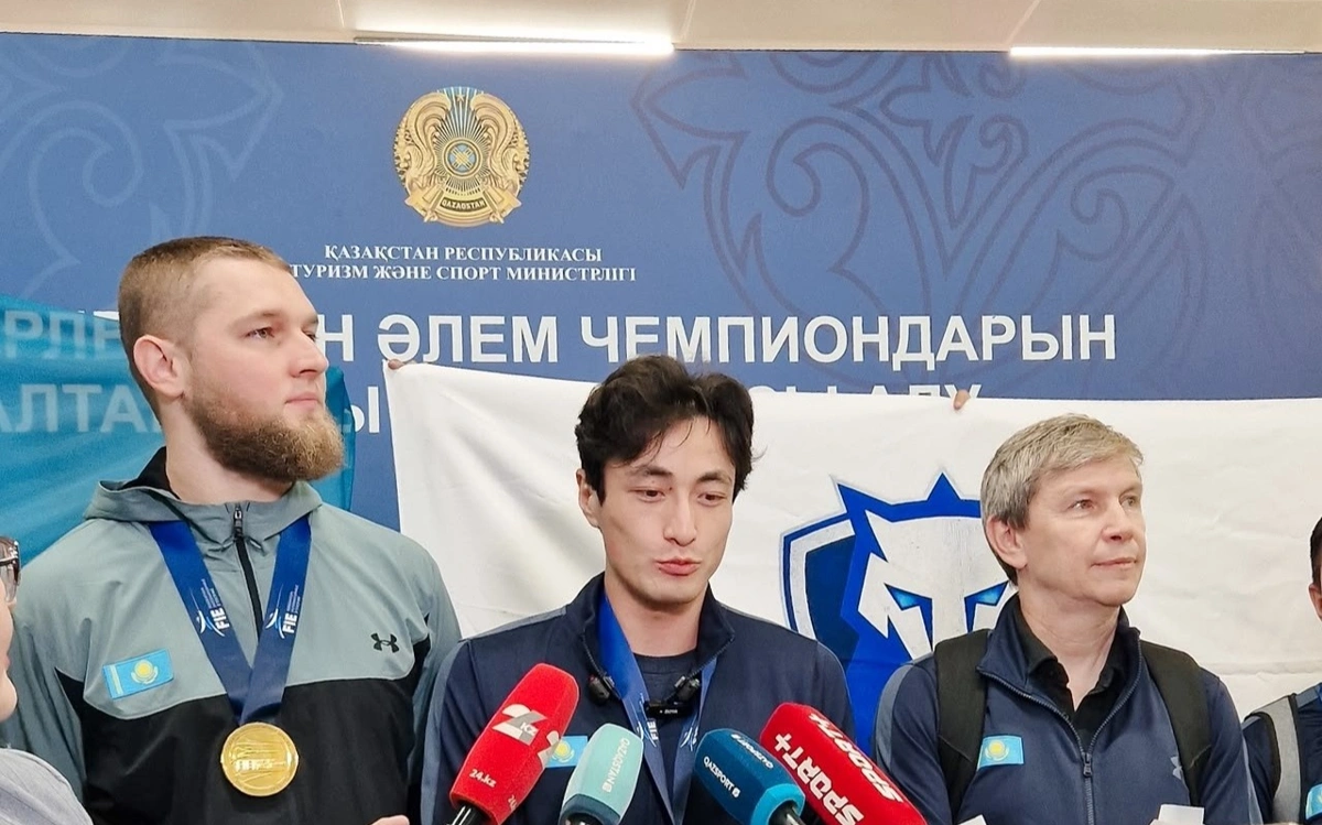 Семсерлесуден алғаш рет әлем чемпионы атанған Қазақстан ерлер құрамасы елге оралды