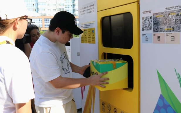 Five smart parcel lockers are currently operating at major Games venues, including Alau Ice Palace, Barys Arena and Beeline Arena. Once an order is placed, staff load the package onto a drone, which then flies directly to the selected locker.