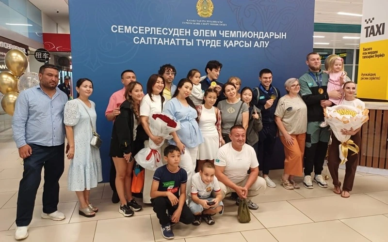 Kazakhstan's world champion épée team returns home