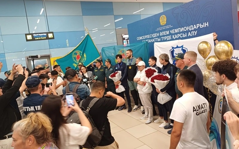 Kazakhstan's world champion épée team returns home Kazakhstan's world champion épée team returns home