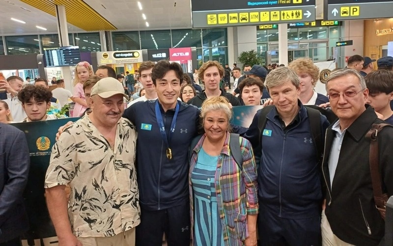 Kazakhstan's world champion épée team returns home Kazakhstan's world champion épée team returns home
