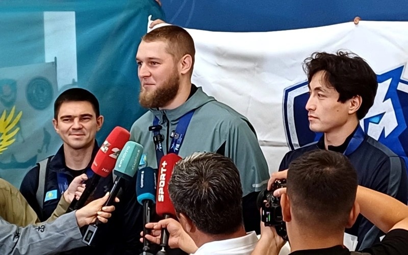 Kazakhstan's world champion épée team returns home Kazakhstan's world champion épée team returns home