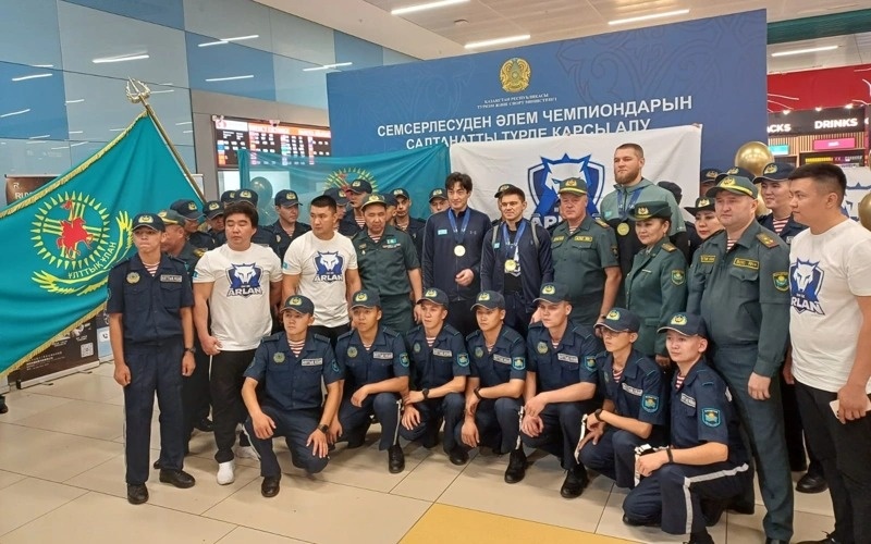 Kazakhstan's world champion épée team returns home Kazakhstan's world champion épée team returns home