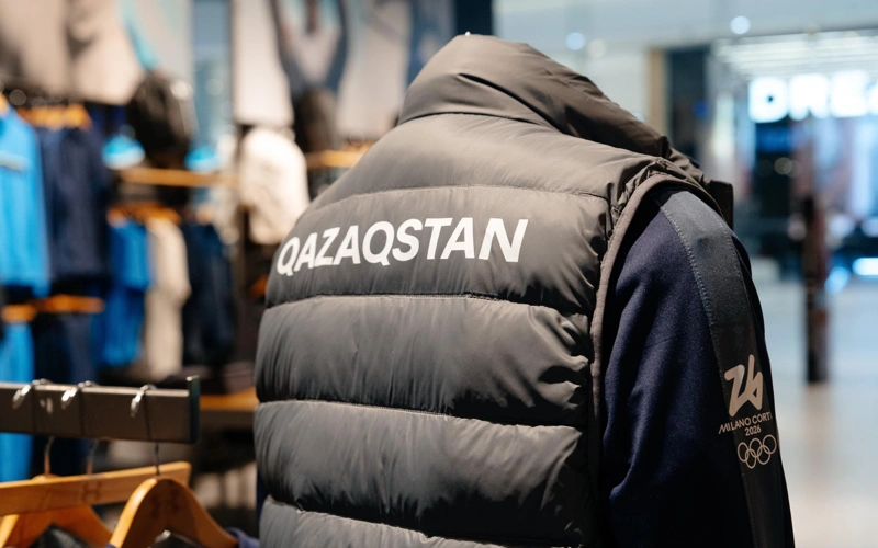 QR ulttyq komandasynyń nyshandary salynǵan sport kıimderi satylyp jatqany ras pa