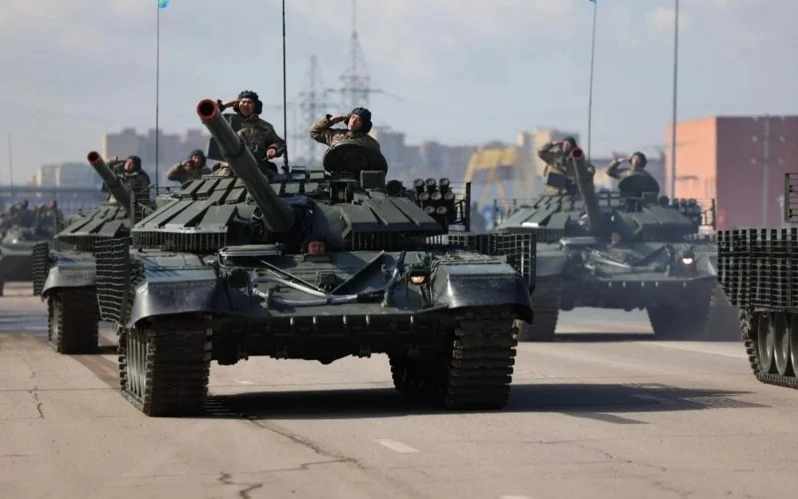 Военную технику два месяца будут перевозить по трассам и ж/д в Казахстане — с чем это связано