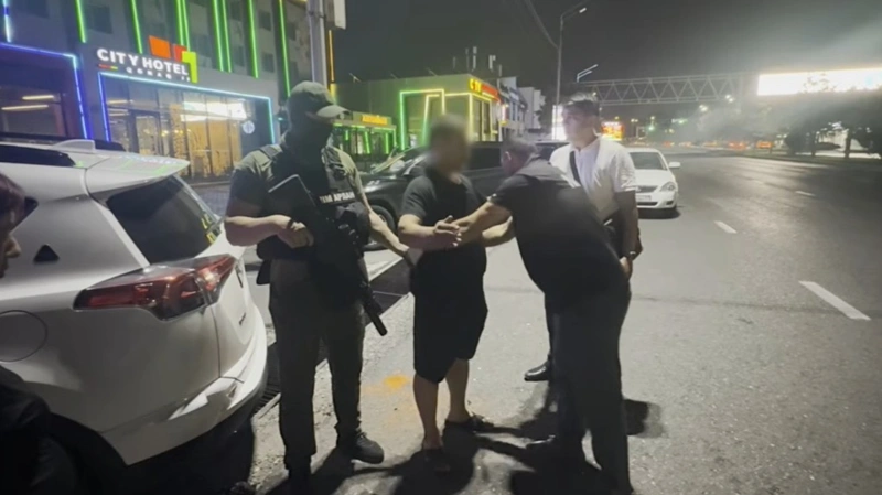 Семейную пару задержали с крупной партией мефедрона в Шымкенте