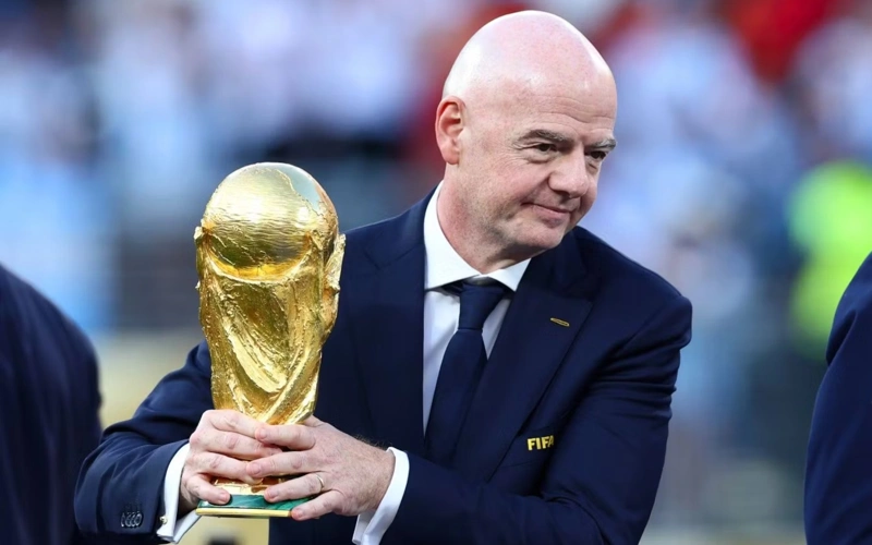 Президент FIFA лишается поддержки в Европе