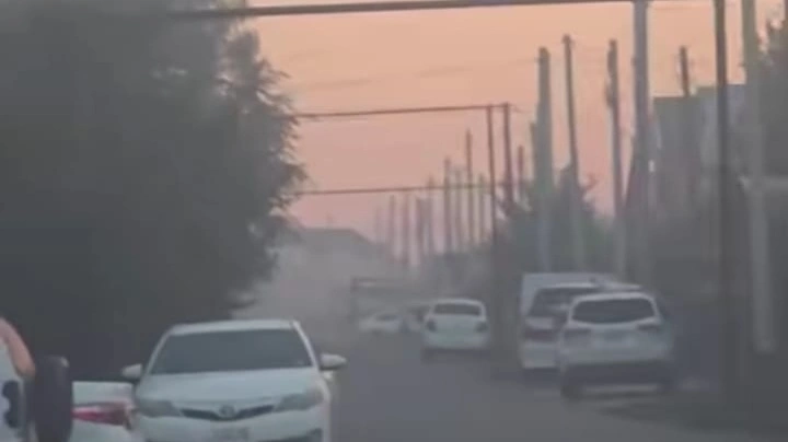 Жители Уральска пожаловались на едкий дым от горящего полигона