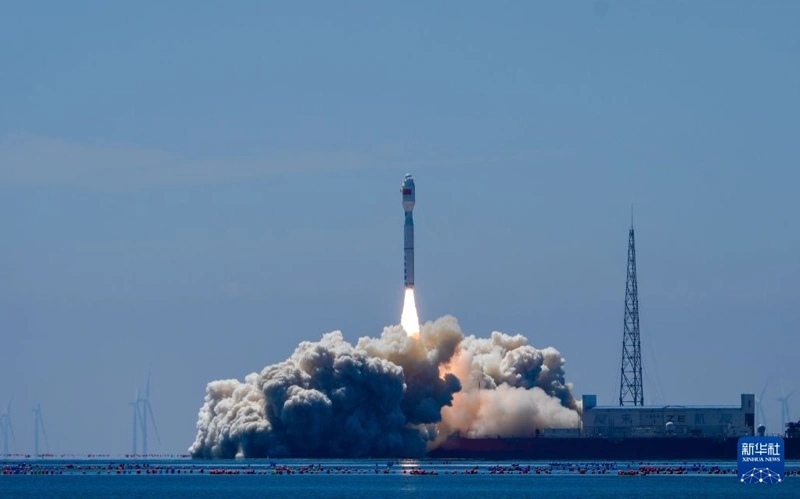 Китай запустил с моря ракету-носитель с двумя ИИ-спутниками