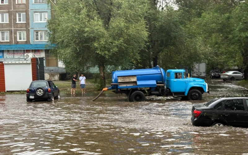 Ливень, град и сильный ветер: в Усть-Каменогорске подтопило улицы и отключилось электричество