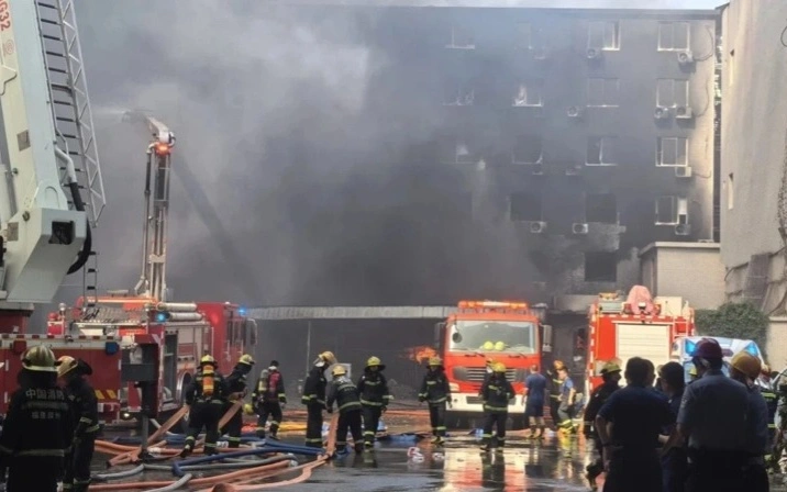 Более 1 200 человек эвакуировали из-за пожара на химзаводе в Китае