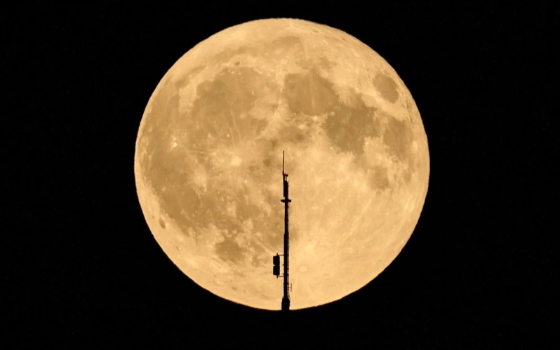 SpaceX зымыранының төрт тонналық бөлшегі Айға соғылды