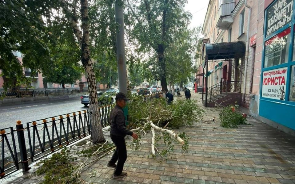 Өскеменде дауылдан 25 мыңға жуық адам жарықсыз қалды