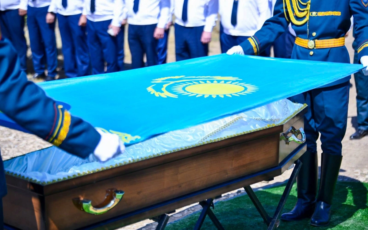 Оралда &laquo;Халық Қаһарманы&raquo; Иван Степанович Гапичті ақтық сапарға шығарып салды 