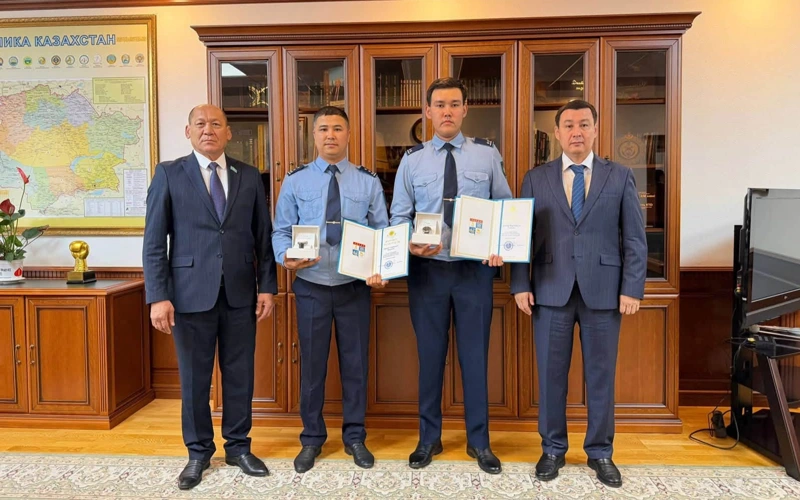 Полицейские Актау получили награды за спасение ребенка
