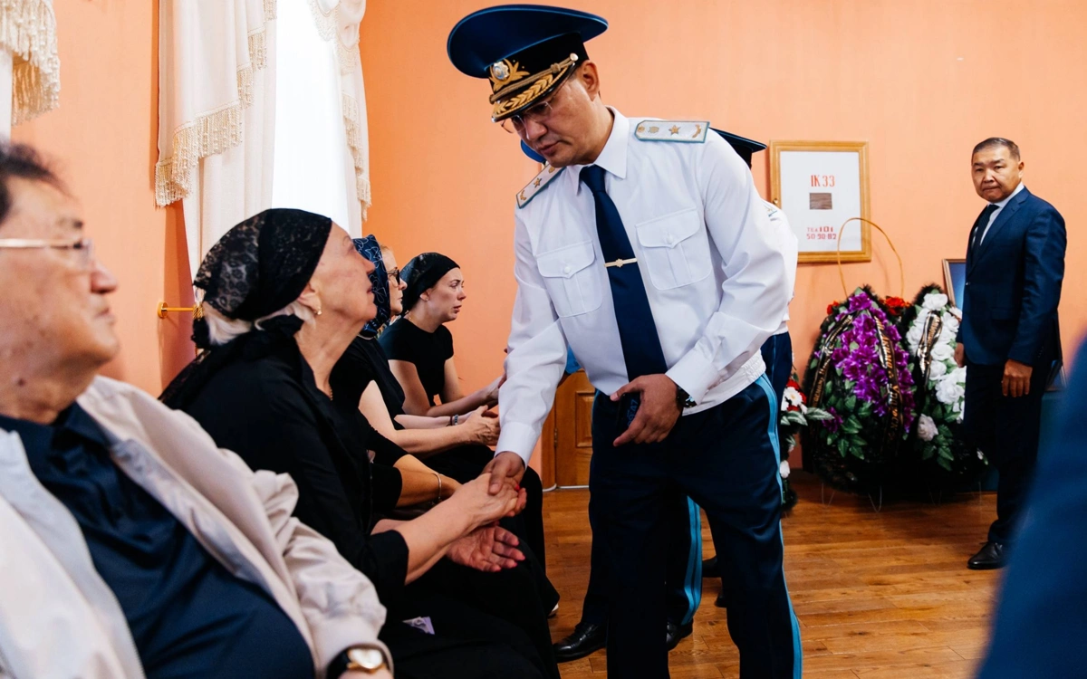 Оралда &laquo;Халық Қаһарманы&raquo; Иван Степанович Гапичті ақтық сапарға шығарып салды 