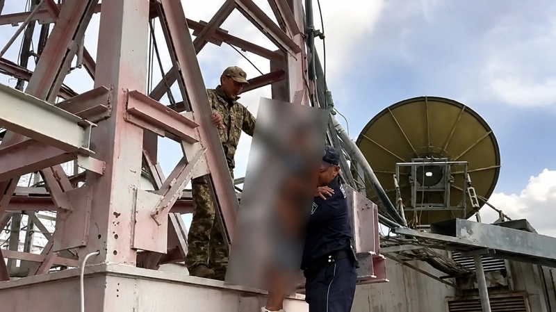 Полицейский и сотрудник ДЧС спасли детей с телевизионной вышки в области Абай