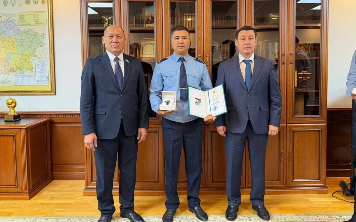 Ақтау қаласының әкімі баланың өмірін сақтап қалған полиция қызметкерлерін марапаттады 