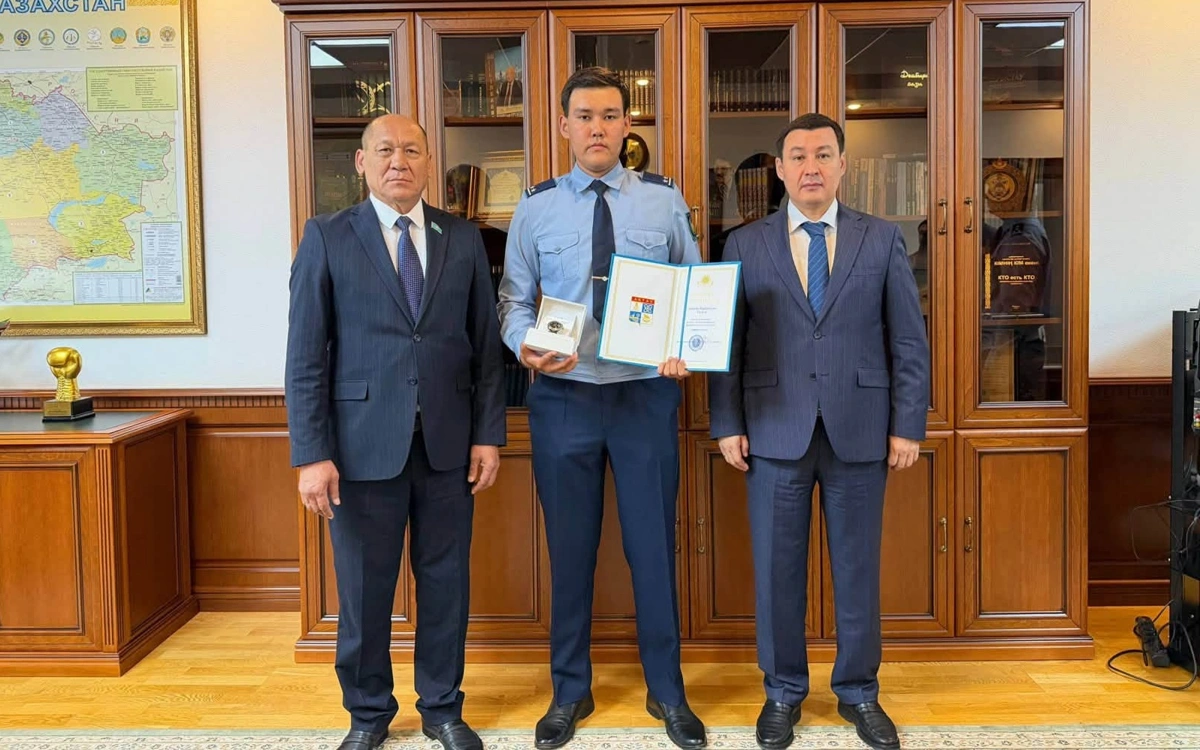Ақтау қаласының әкімі баланың өмірін сақтап қалған полиция қызметкерлерін марапаттады 