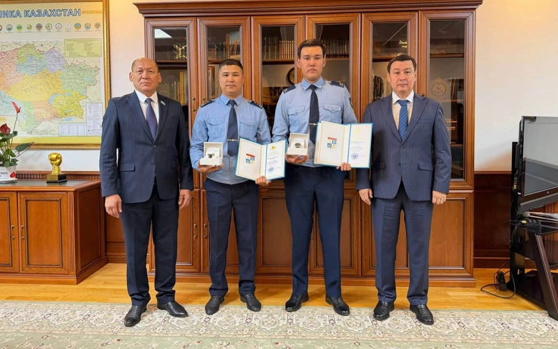 Ақтау қаласының әкімі баланың өмірін сақтап қалған полиция қызметкерлерін марапаттады